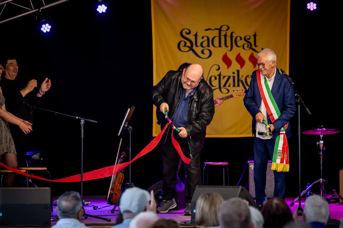 Pascal Bassu (links) und Nicola Parretta eröffnen mit dem Durchschneiden des Bandes symbolisch das Stadtfest. Impressionen vom Freitagabend des Stadtfest Wetzikon 2024